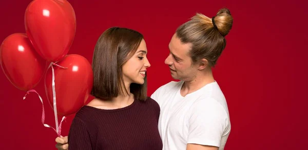 Pareja Día San Valentín Con Globos Con Forma Corazón Sobre — Foto de Stock