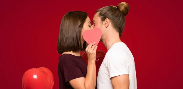 Casal Dia Dos Namorados Segurando Símbolo Coração Beijando Sobre Fundo — Fotografia de Stock