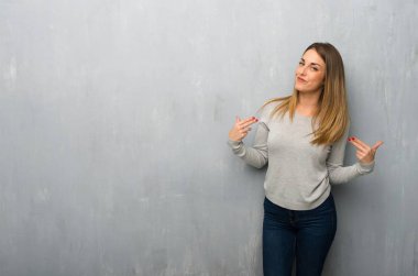 Dokulu duvar gurur ve halinden memnun içinde genç kadın kendine kavram seviyorum