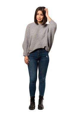 Genç bir kadının izole beyaz arka plan üzerinde kafa çizilmemesi süre şüpheleri tam uzunlukta bir atış