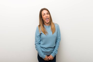 Dil komik göz olan kameraya gösteren izole beyaz arka plan üzerinde sarışın kadın