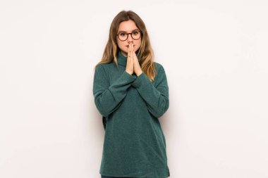 Genç kız beyaz duvar üzerinde birlikte palm tutar. Kişi için bir şey sorar