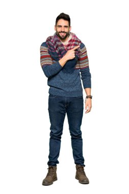 Ürün yalıtılmış beyaz arka plan üzerinde sunmak için hippi erkek tarafına işaret tam uzunlukta atış