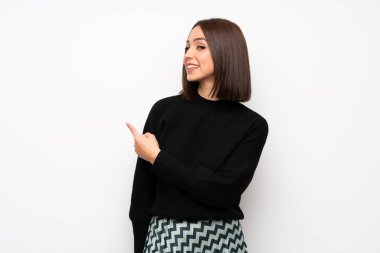 Beyaz duvar geri işaret üzerinde genç kadın