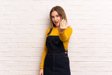 Beyaz tuğla duvar el ile gelmek davet üzerine genç kız. Mutlu sen geldin