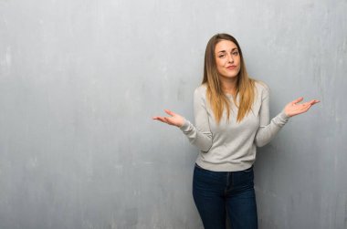 Dokulu duvar eller ve omuzlar yetiştirme süre şüpheleri genç kadın