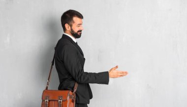 İyi bir anlaşma sonra sakal el sıkışma ile işadamı