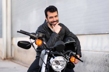 genç adam bir motosiklet üzerinde