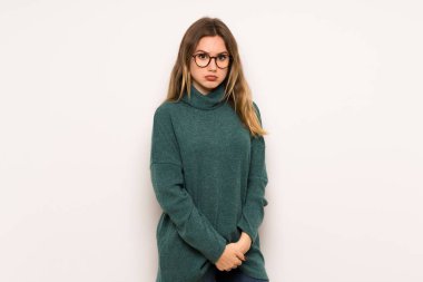 Genç kız üzgün ve depresyonda ifade ile beyaz duvar üzerinde