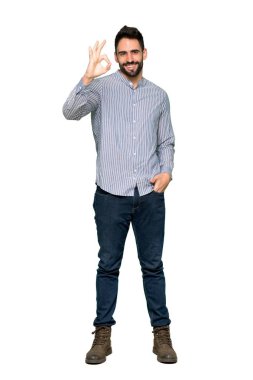 Bir ok işareti parmak ile izole beyaz arka plan üzerinde gösterilen forması ile zarif adamın tam uzunlukta atış