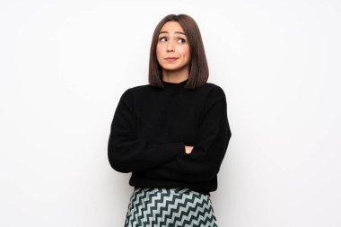 Beyaz duvar yapım şüpheler jest omuz kaldırma sırasında genç kadın