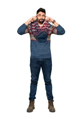 Şüpheleri ve izole beyaz arka plan üzerinde düşünme hippi insanın tam uzunlukta atış