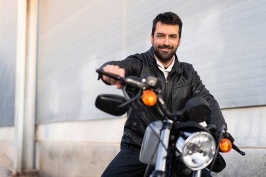 genç adam bir motosiklet üzerinde