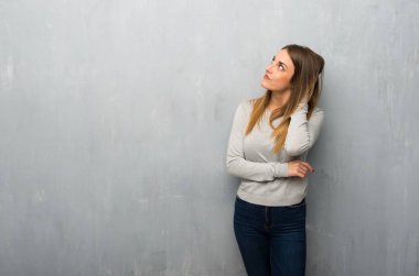 Genç kadın dokulu duvar kafa çizilmemesi bir fikir düşünüyorum