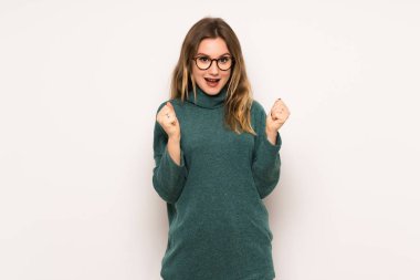 Genç kız üzerinde beyaz duvar kazanan konum bir zaferini kutluyor