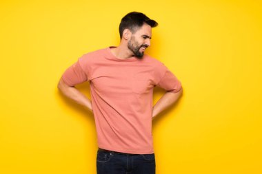 Yakışıklı bir çaba yapılmış olması için sırt ağrısı muzdarip sarı duvarın üzerinden