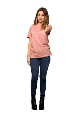 Pembe kazak el ile gelmek davet ile bir genç kız tam uzunlukta bir kadeh. Mutlu izole beyaz arka plan üzerinde geldi