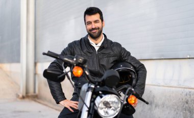 genç adam bir motosiklet üzerinde