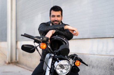 genç adam bir motosiklet üzerinde