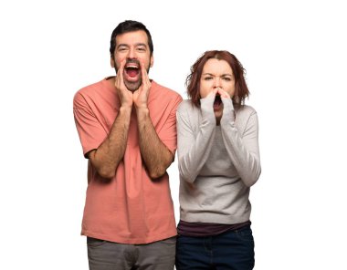 Kaç içinde bağırarak ve izole beyaz arka planda bir şey ilan Sevgililer günü