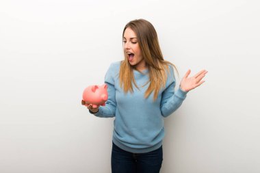 İzole beyaz arka planda bir servet tutarken sürpriz sarışın kadın