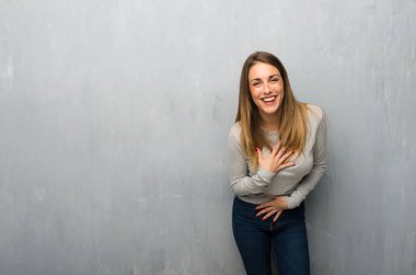 Dokulu duvar çok ellerini göğsüne koyarak süre gülümseyen genç kadın