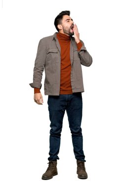 Esneme ve izole beyaz arka plan üzerinde el ile geniş açık ağız kapsayan sakallı yakışıklı adam tam uzunlukta atış