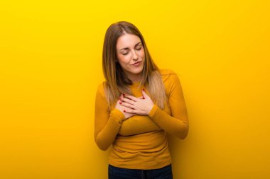 Kalbinden ağrınız Sarı zemin üzerine genç kadın