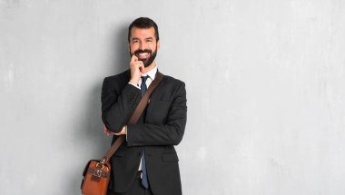 İşadamı sakallı tatlı bir ifadeyle gülümseyen