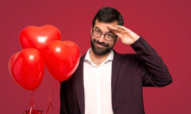 Sevgililer günü el ile kırmızı arka plan üzerinde saluting içinde adam