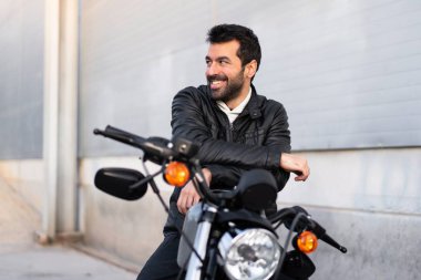 genç adam bir motosiklet üzerinde