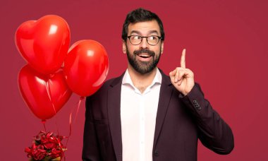 Adam kırmızı arka plan üzerinde parmak işaret bir fikir düşünme Sevgililer günü