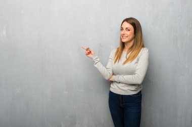 Lateral pozisyonda Side'ye dokulu duvar işaret parmağına genç kadın