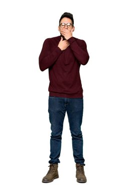 Gözlüklü yakışıklı adam tam uzunlukta atış ile öksürük acı ve izole beyaz arka plan üzerinde kötü hissediyor