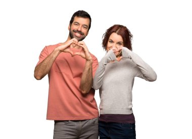 İki sonra Sevgililer günü izole beyaz arka plan üzerinde bir kalp el ile yapma