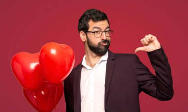 Sevgililer günü kibirli ve kendini beğenmiş adam kavramı kırmızı arka plan üzerinde kendini seviyorum