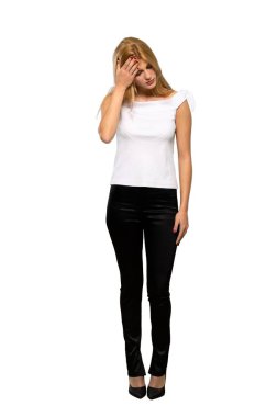 Yorgun ve hasta ifade izole beyaz arka plan üzerinde olan sarışın kadın