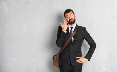 İşadamı intihar jest yapma sorunları olan sakallı
