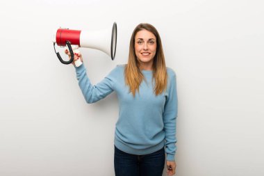 Sarışın kadın çok gürültü yapar bir megafon alarak izole beyaz arka plan üzerinde