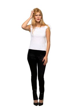 İzole beyaz arka plan üzerinde kafa çizilmemesi süre şüpheleri sarışın genç kadın