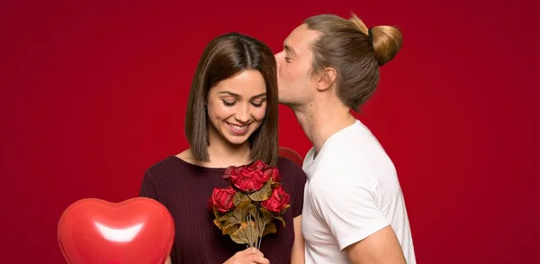 Pareja Día San Valentín Con Flores Sobre Fondo Rojo —  Fotos de Stock