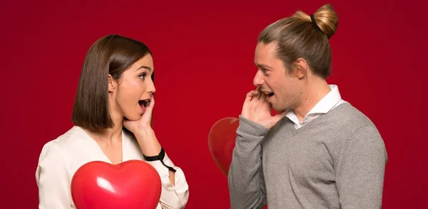 Couple Valentine Day Surprised Shocked While Looking Right Red Background — Stock Photo, Image