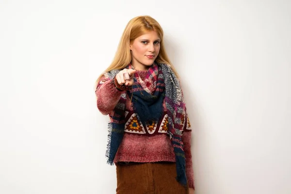 Hippie Kvinna Över Vita Väggen Pekar Finger Dig Med Säker — Stockfoto