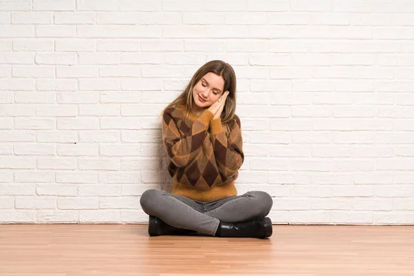 Ragazza Adolescente Seduta Sul Pavimento Facendo Gesto Del Sonno Espressione — Foto Stock