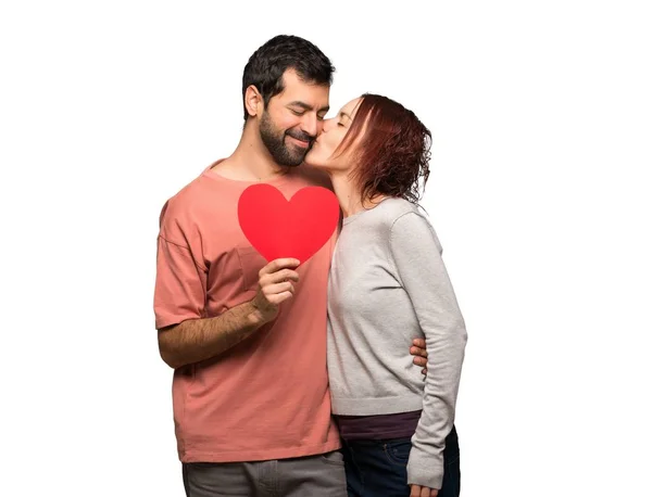 Pareja Día San Valentín Sosteniendo Símbolo Del Corazón Besándose Sobre — Foto de Stock