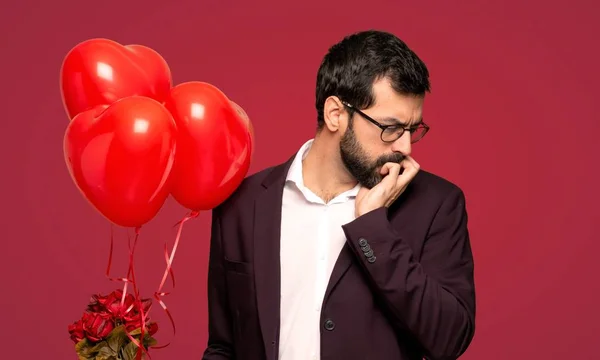 Hombre Día San Valentín Teniendo Dudas Sobre Fondo Rojo —  Fotos de Stock