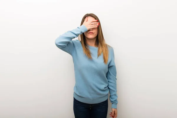 Mulher Loira Fundo Branco Isolado Cobrindo Olhos Por Mãos Não — Fotografia de Stock