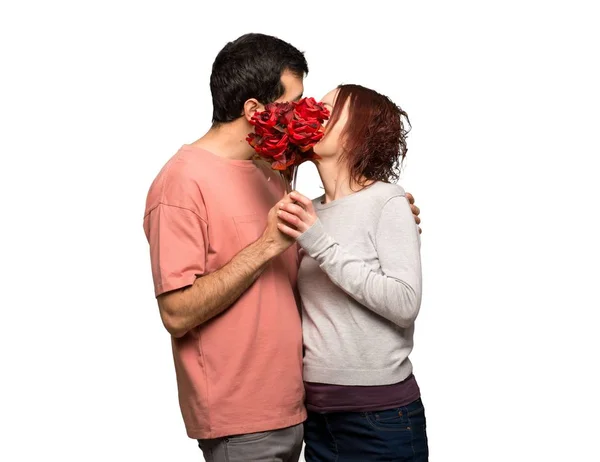 Pareja Día San Valentín Con Flores Besos Sobre Fondo Blanco — Foto de Stock