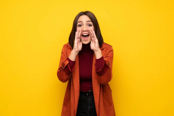 Jeune Femme Avec Manteau Criant Annonçant Quelque Chose — Photo