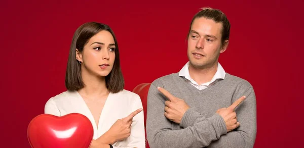 Paar Valentinstag Zeigt Auf Quereinsteiger Die Zweifel Rotem Hintergrund Haben — Stockfoto